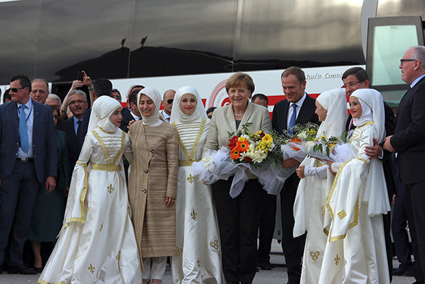 BAŞBAKAN DAVUTOĞLU VE AVRUPALI LİDERLER, NİZİP'TE SURİYELİLERLE BULUŞTU