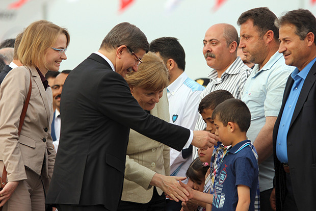 BAŞBAKAN DAVUTOĞLU VE AVRUPALI LİDERLER, NİZİP'TE SURİYELİLERLE BULUŞTU