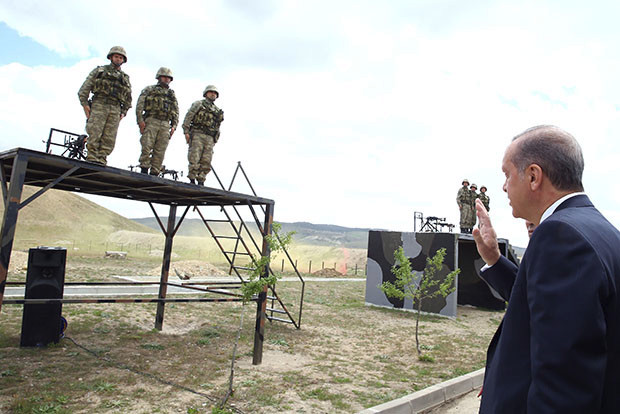 Cumhurbaşkanı Erdoğan, Özel Kuvvetler'de incelemelerde bulundu