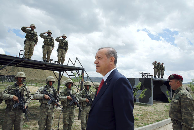 Cumhurbaşkanı Erdoğan, Özel Kuvvetler'de incelemelerde bulundu