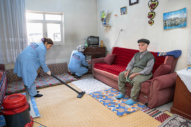 Şehitkamil belediyesi ‘VEFA HİZMETİ’ ile yaşlıların yanında