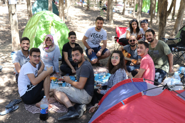 Hafta içi işe gidiyorlar, hafta sonu ormanda kamp yapıyorlar 