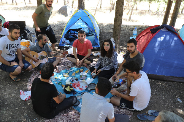 Hafta içi işe gidiyorlar, hafta sonu ormanda kamp yapıyorlar 