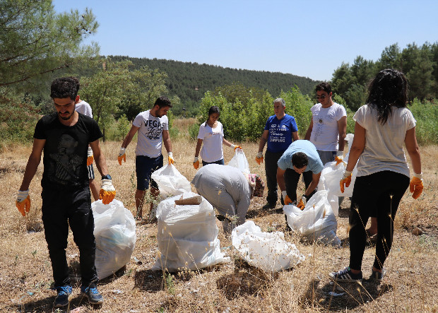 Hafta içi işe gidiyorlar, hafta sonu ormanda kamp yapıyorlar 