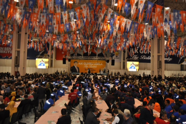 Başbakan Davutoğlu Gaziantep'te STK'larla buluştu