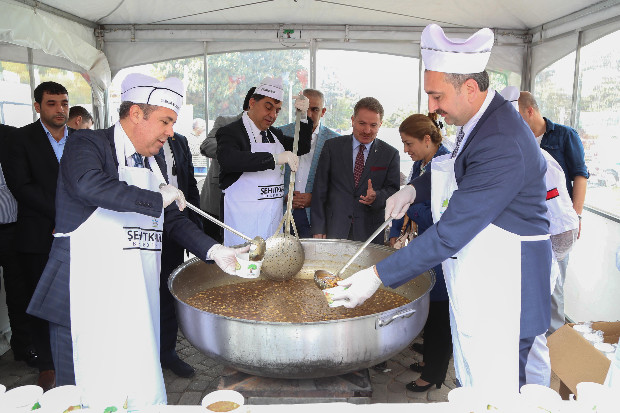 Fadıloğlu kendi elleriyle aşure dağıttı