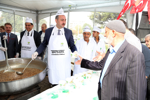 Fadıloğlu kendi elleriyle aşure dağıttı