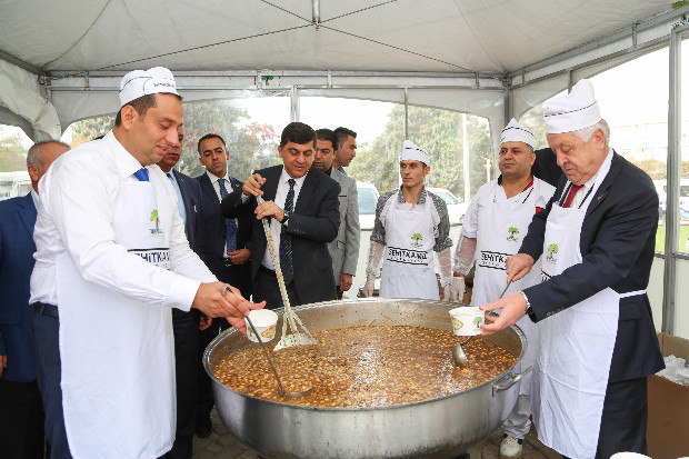 Fadıloğlu kendi elleriyle aşure dağıttı