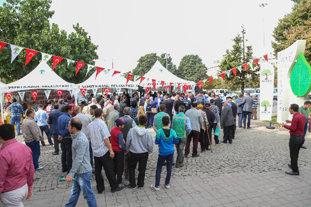 Fadıloğlu kendi elleriyle aşure dağıttı