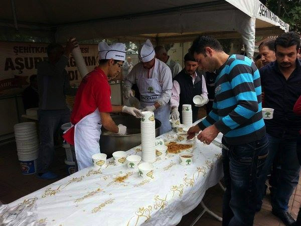 Fadıloğlu kendi elleriyle aşure dağıttı