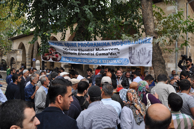 Gaziantep Ülkü Ocakları aşure dağıttı