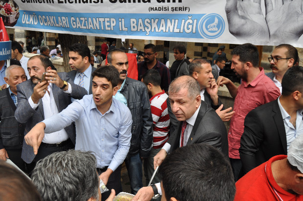 Gaziantep Ülkü Ocakları aşure dağıttı