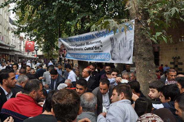 Gaziantep Ülkü Ocakları aşure dağıttı