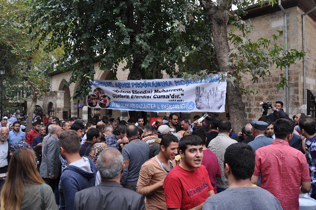 Gaziantep Ülkü Ocakları aşure dağıttı