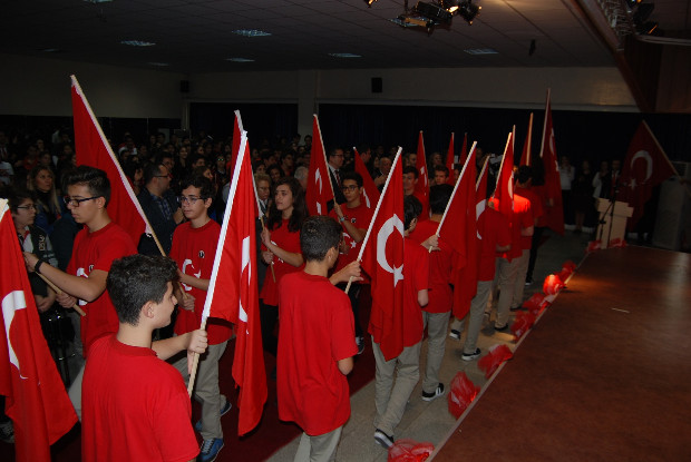 GKV’li öğrenciler Cumhuriyet Güncesini sahneledi