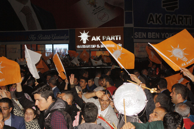 Gaziantep AK Parti'de davullu zurnalı kutlama