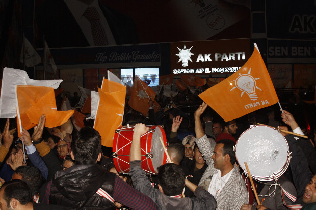 Gaziantep AK Parti'de davullu zurnalı kutlama