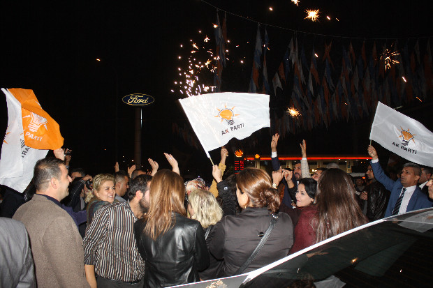 Gaziantep AK Parti'de davullu zurnalı kutlama