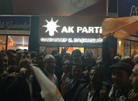 Gaziantep AK Parti'de davullu zurnalı kutlama