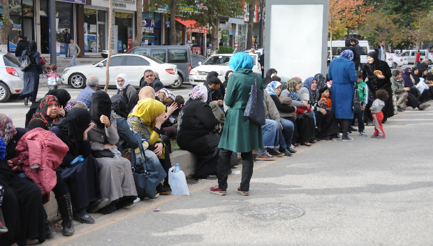 Suriyeliler'in 50 liralık yardım izdihamı