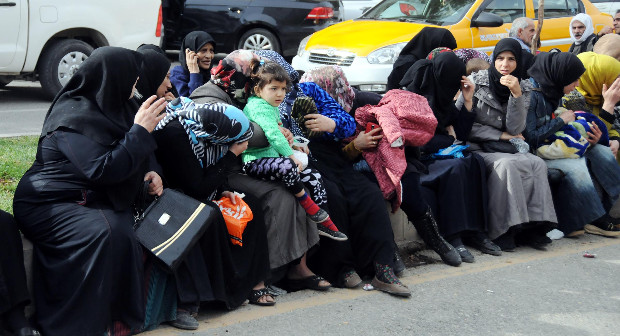 Suriyeliler'in 50 liralık yardım izdihamı