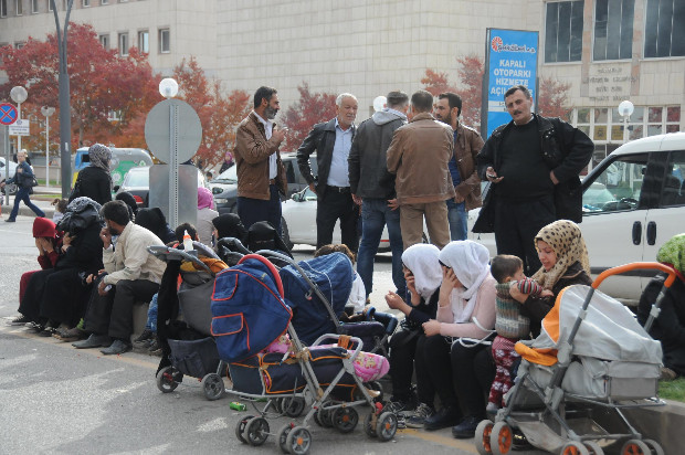 Suriyeliler'in 50 liralık yardım izdihamı