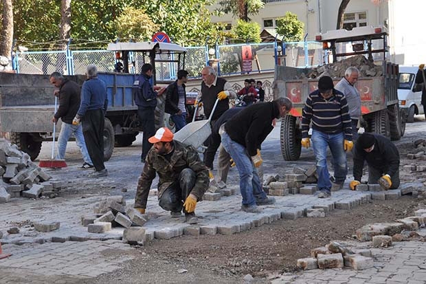 Bozulan kilit taşları yenileniyor