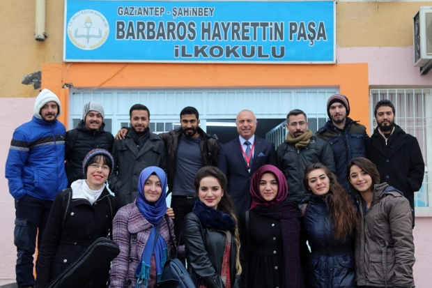 GAÜN'den ilkokul öğrencilerine anlamlı yardım