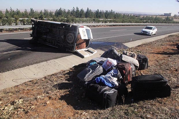 Minibüs devrildi: 13 yaralı