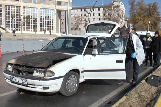 Çaldığı otomobil trafikte alev alınca bırakıp kaçtı