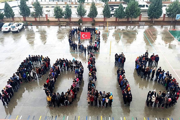 Öğrencilerden polise anlamlı destek