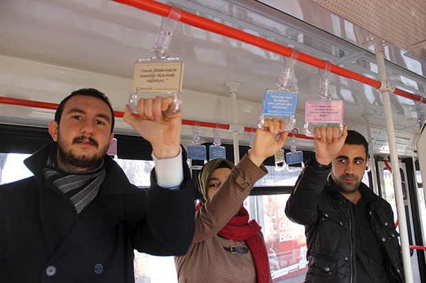 Tramvay askısında sosyal mesaj