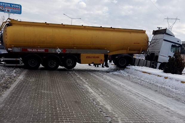 Buzlu yolda kayan tanker yolu kapattı