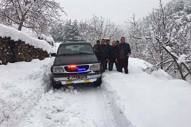 Karda mahsur kalan hastayı, belediye başkanı hastaneye ulaştırdı