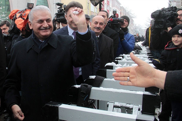 Başbakan Binali Yıldırım küçük kızla kartopu oynadı