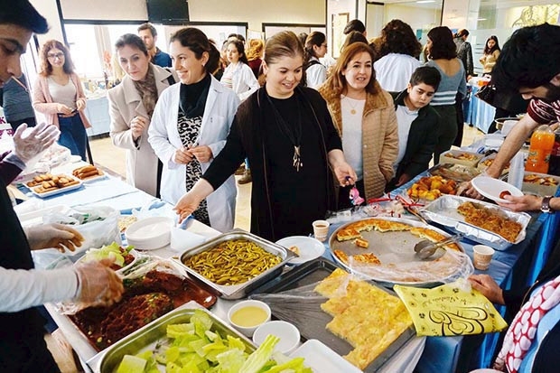 Akademisyenlerden öğrenciler yararına kermes