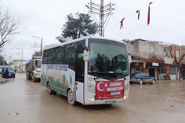 Gaziantep'li kadınlar, yaptığı yemekleri askerlere götürdü