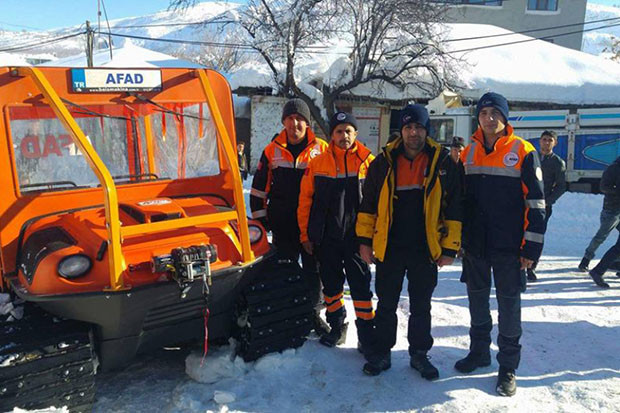 Dağda mahsur kalan avcılar kurtarılmayı bekliyor