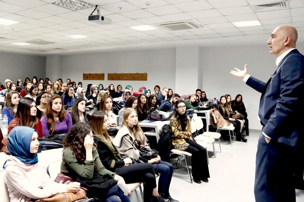 Rektör Yılmaz tüm öğrencileriyle birebir iletişim kuruyor