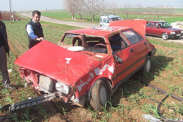 Yoldan çıkan otomobil sarımsak tarlasına girdi: 1 ölü, 2 yaralı