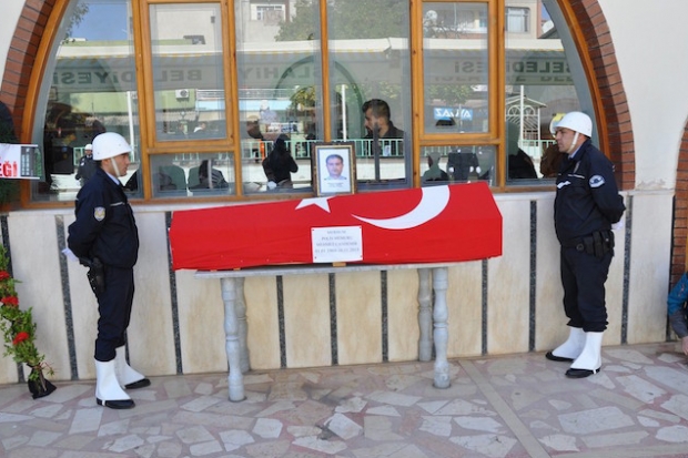 Polis memuru kansere yenik düştü