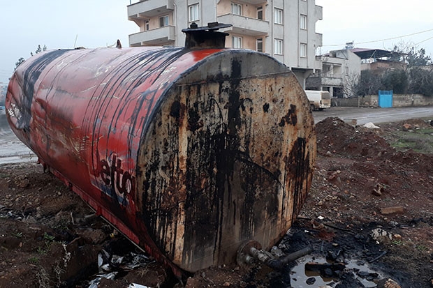 Yavru köpeği yakıt tankına attılar