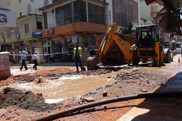 Patlayan borudan akan su caddeyi gölete çevirdi