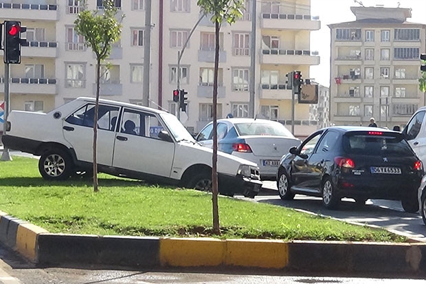 Karşı şeritten gelen araca çarptı