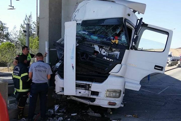 Tır beton direğe çaptı: 1 yaralı