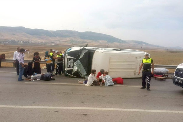 Tekeri patlayan minibüs yan yattı