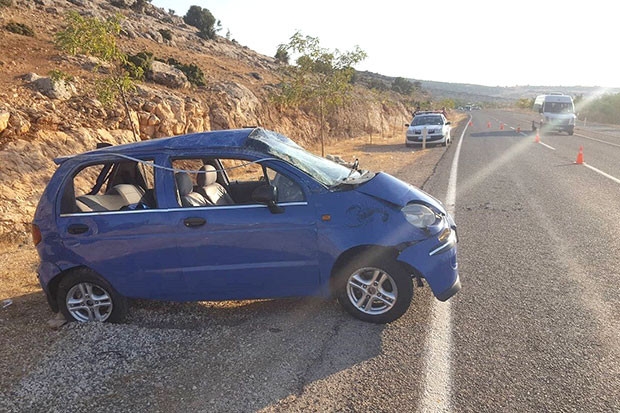 Yoldan çıkan otomobil takla attı