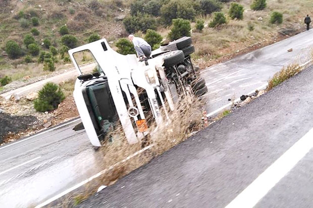 Tanker devrildi, mazot yola döküldü