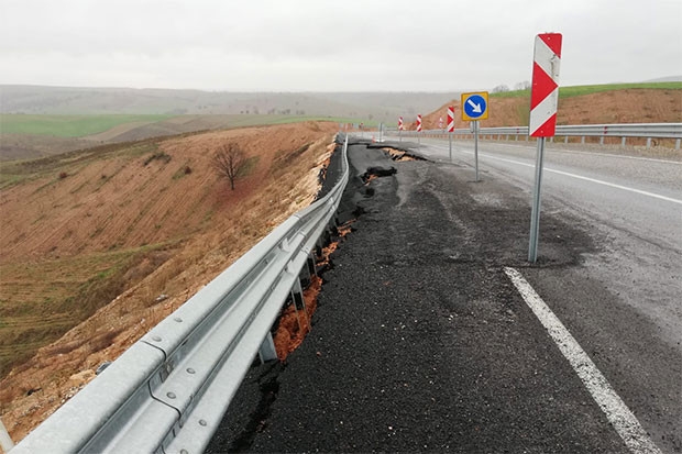 Adıyaman - Gaziantep karayolunda çökme