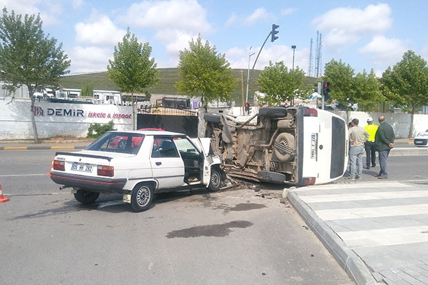 Otomobil ile minibüs çarpıştı: 5 yaralı